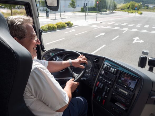 Precio de alquiler de autocar en Barcelona: guía 2026