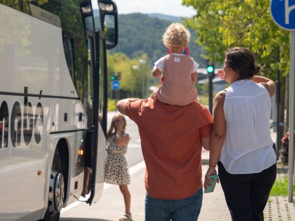 Cómo garantizar la seguridad y confort de los estudiantes en viajes largos en autocar