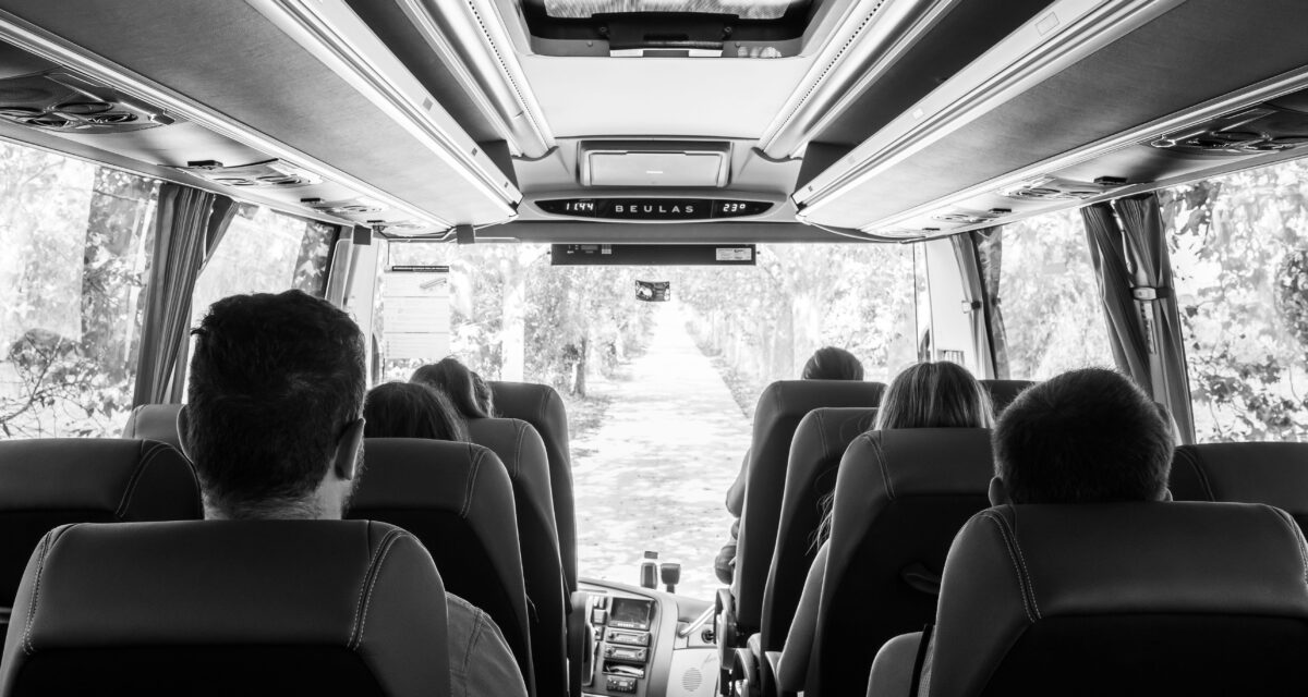 Por qué un autocar para grupos grandes es más económico