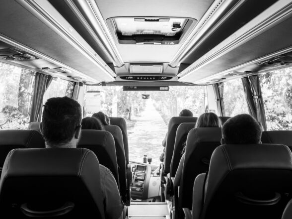 Por qué un autocar para grupos grandes es más económico