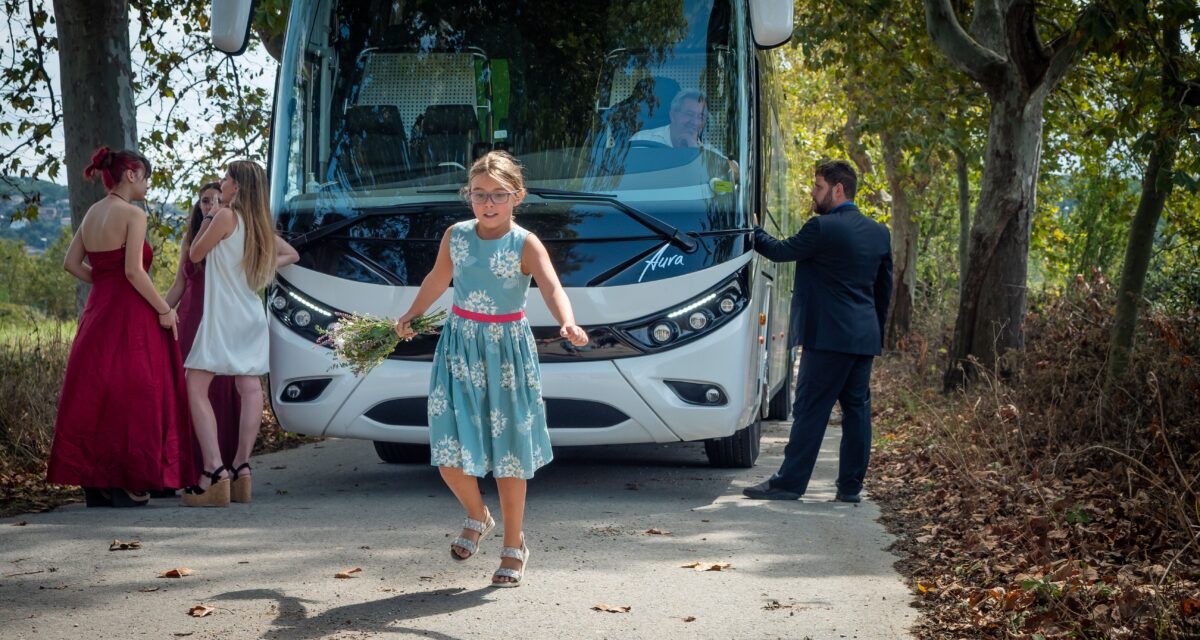 Boda en masía: microbús o autocar según el acceso