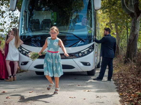 Boda en masía: microbús o autocar según el acceso